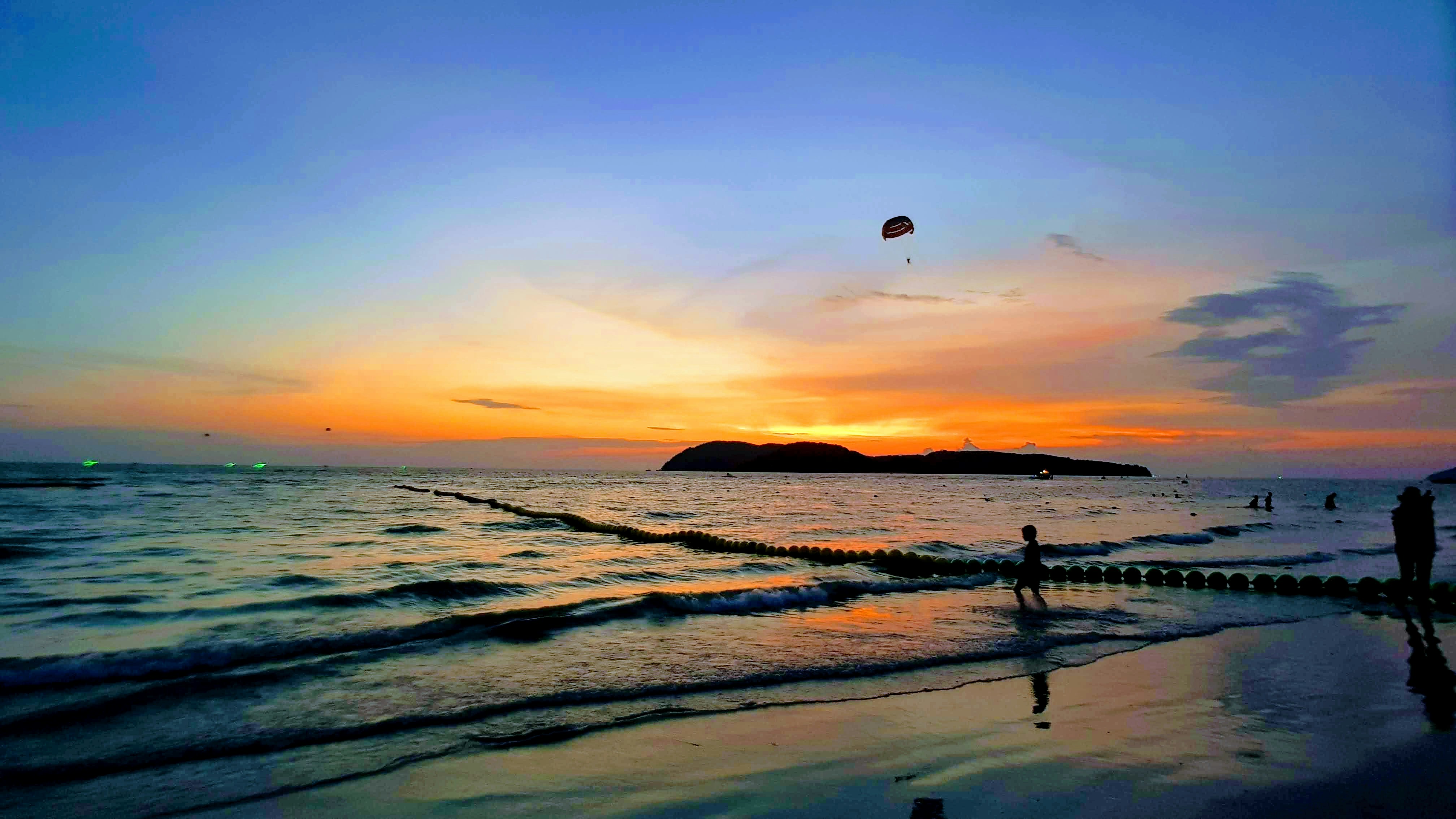 Luxury Malaysian Family Getaway: Nightlife, Beaches & City Highlights